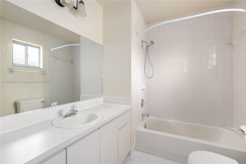 Condominio en alquiler en Hialeah, Florida, 2 dormitorios, 91.97 m2 № 1952168 - foto 25