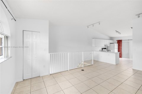 Condominio en alquiler en Hialeah, Florida, 2 dormitorios, 91.97 m2 № 1952168 - foto 13
