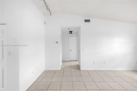 Condominio en alquiler en Hialeah, Florida, 2 dormitorios, 91.97 m2 № 1952168 - foto 19