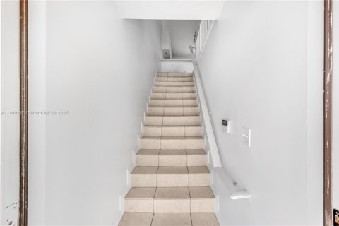 Condominio en alquiler en Hialeah, Florida, 2 dormitorios, 91.97 m2 № 1952168 - foto 9