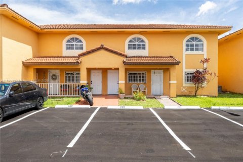 Condominio en alquiler en Hialeah, Florida, 2 dormitorios, 91.97 m2 № 1952168 - foto 2
