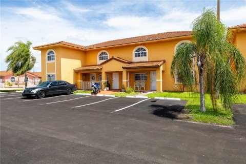 Condominio en alquiler en Hialeah, Florida, 2 dormitorios, 91.97 m2 № 1952168 - foto 3
