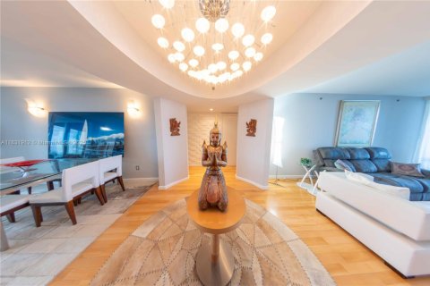 Condo in Sunny Isles Beach, Florida, 2 bedrooms  № 2060198 - photo 2