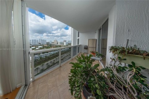 Condo in Sunny Isles Beach, Florida, 2 bedrooms  № 2060198 - photo 18