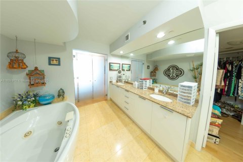 Condo in Sunny Isles Beach, Florida, 2 bedrooms  № 2060198 - photo 15