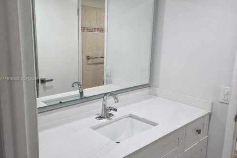 Condominio en alquiler en Miami, Florida, 2 dormitorios, 81.94 m2 № 1974559 - foto 17