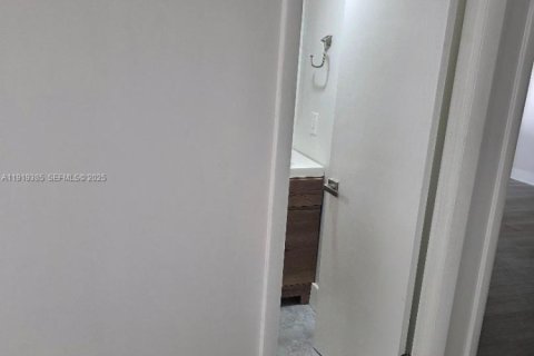 Condominio en alquiler en Miami, Florida, 2 dormitorios, 81.94 m2 № 1974559 - foto 23
