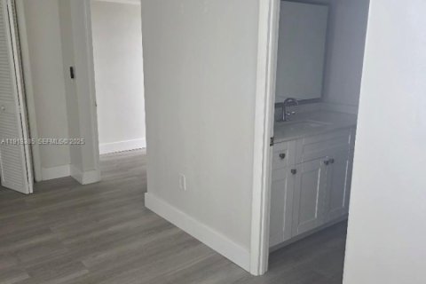 Condominio en alquiler en Miami, Florida, 2 dormitorios, 81.94 m2 № 1974559 - foto 20