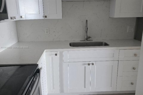 Condominio en alquiler en Miami, Florida, 2 dormitorios, 81.94 m2 № 1974559 - foto 11