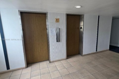 Condominio en alquiler en Miami, Florida, 2 dormitorios, 81.94 m2 № 1974559 - foto 8