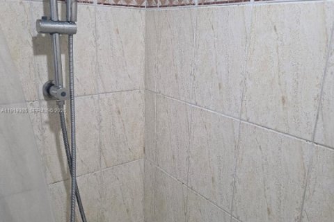 Condominio en alquiler en Miami, Florida, 2 dormitorios, 81.94 m2 № 1974559 - foto 21