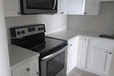 Condominio en alquiler en Miami, Florida, 2 dormitorios, 81.94 m2 № 1974559 - foto 12