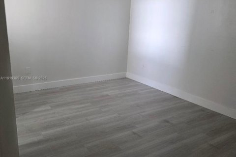 Condominio en alquiler en Miami, Florida, 2 dormitorios, 81.94 m2 № 1974559 - foto 14