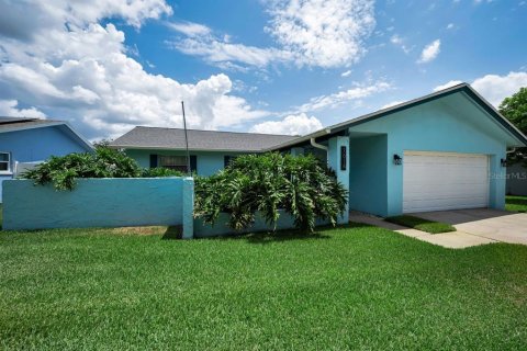 House in Dunedin, Florida 4 bedrooms, 172.52 sq.m. № 2200499