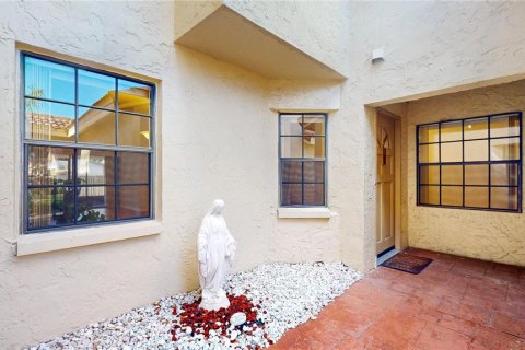Townhouse in Tampa, Florida 3 bedrooms, 165.55 sq.m. № 1910314 - photo 3