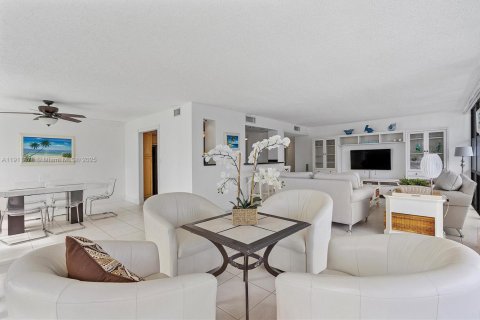 Снять в аренду кондоминиум в Халландейл-Бич, Флорида 2 спальни, 132.85м2, № 1967637 - фото 3