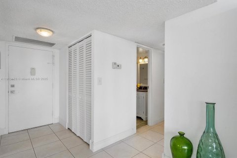 Снять в аренду кондоминиум в Халландейл-Бич, Флорида 2 спальни, 132.85м2, № 1967637 - фото 22