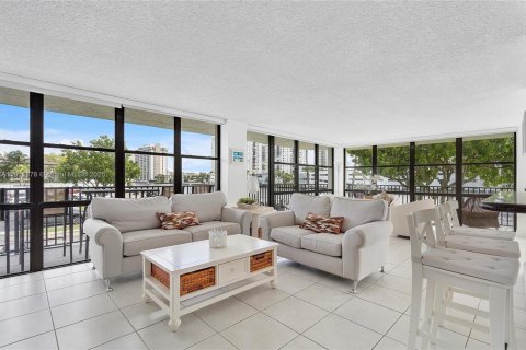 Снять в аренду кондоминиум в Халландейл-Бич, Флорида 2 спальни, 132.85м2, № 1967637 - фото 7