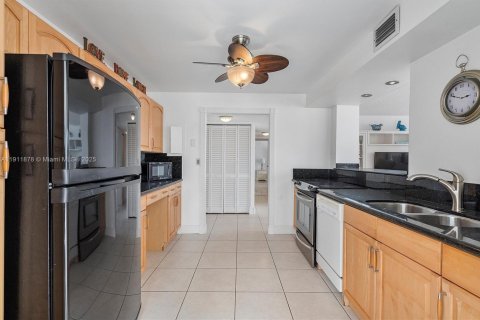 Снять в аренду кондоминиум в Халландейл-Бич, Флорида 2 спальни, 132.85м2, № 1967637 - фото 16