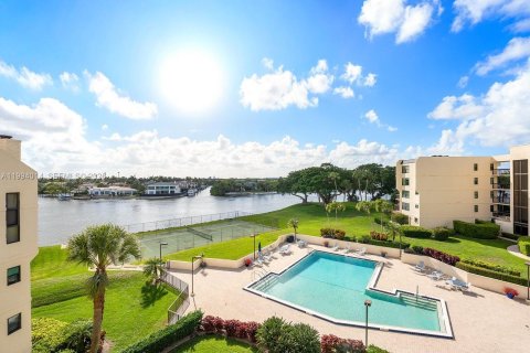 Townhouse in North Palm Beach, Florida 2 bedrooms, 188.03 sq.m. № 2065161 - photo 29