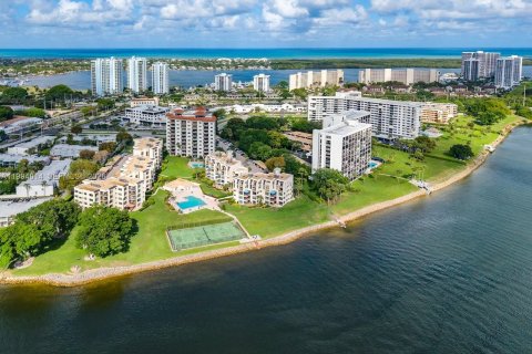 Adosado en North Palm Beach, Florida 2 dormitorios, 188.03 m2 № 2065161