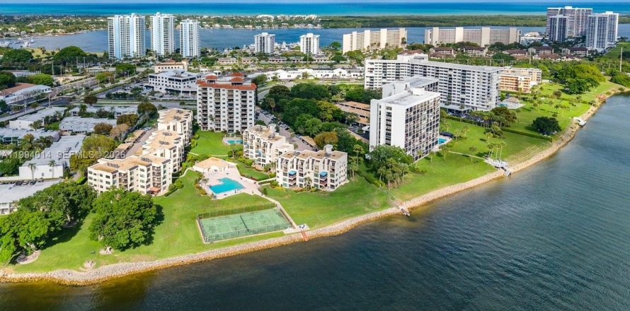 Townhouse in North Palm Beach, Florida 2 bedrooms, 188.03 sq.m. № 2065161