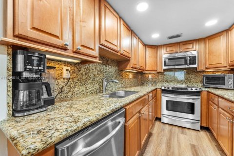 Townhouse in North Palm Beach, Florida 2 bedrooms, 188.03 sq.m. № 2065161 - photo 12