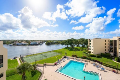 Townhouse in North Palm Beach, Florida 2 bedrooms, 188.03 sq.m. № 2065161 - photo 17