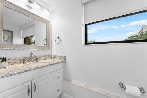 Townhouse in North Palm Beach, Florida 2 bedrooms, 188.03 sq.m. № 2065161 - photo 24