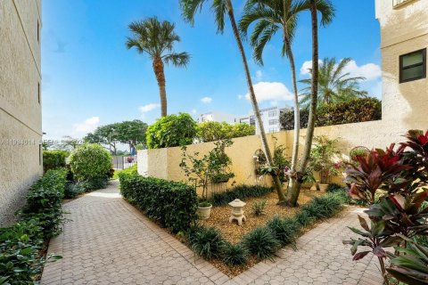 Townhouse in North Palm Beach, Florida 2 bedrooms, 188.03 sq.m. № 2065161 - photo 27