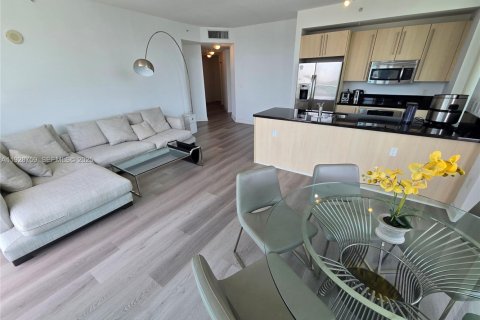 Condo in Miami, Florida, 2 bedrooms  № 2052948 - photo 5