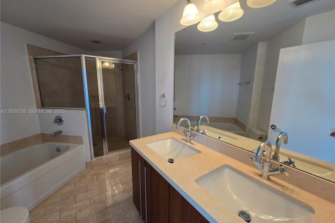 Condo in Miami, Florida, 2 bedrooms  № 2052948 - photo 9