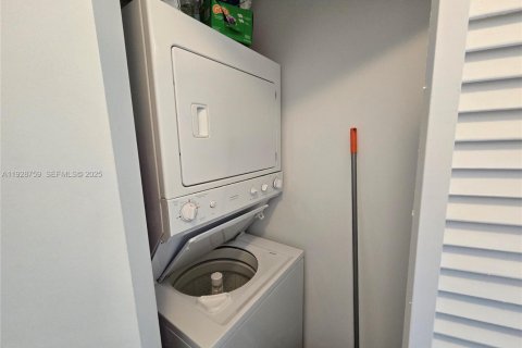 Condo in Miami, Florida, 2 bedrooms  № 2052948 - photo 24