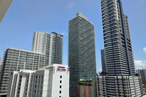 Condo in Miami, Florida, 2 bedrooms  № 2052948 - photo 16