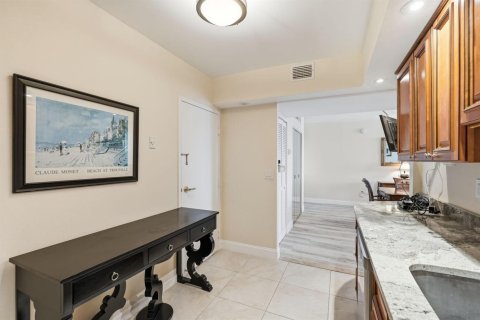 Condo in Palm Beach, Florida, 1 bedroom № 2190674 - photo 18