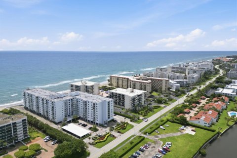 Condo in Palm Beach, Florida, 1 bedroom № 2190674 - photo 28