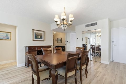 Condo in Palm Beach, Florida, 1 bedroom № 2190674 - photo 6