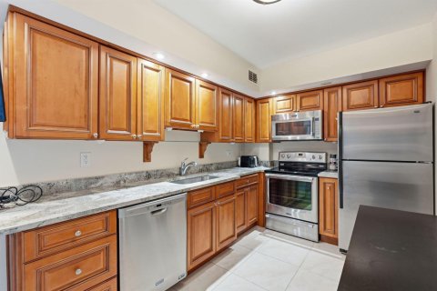 Condo in Palm Beach, Florida, 1 bedroom № 2190674 - photo 16
