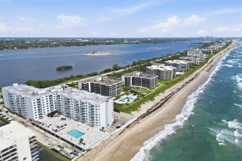 Condo in Palm Beach, Florida, 1 bedroom № 2190674 - photo 30