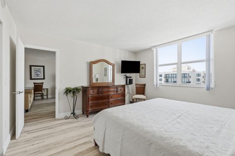Condo in Palm Beach, Florida, 1 bedroom № 2190674 - photo 11