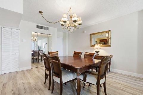 Condo in Palm Beach, Florida, 1 bedroom № 2190674 - photo 8