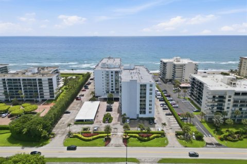 Condo in Palm Beach, Florida, 1 bedroom № 2190674 - photo 27