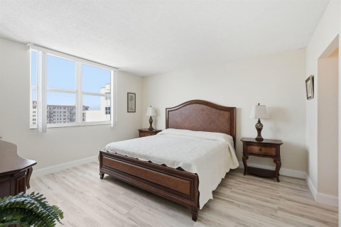 Condo in Palm Beach, Florida, 1 bedroom № 2190674 - photo 10