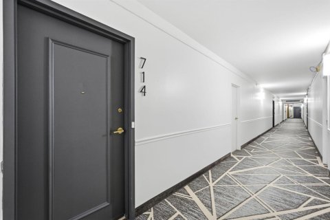 Condo in Palm Beach, Florida, 1 bedroom № 2190674 - photo 24