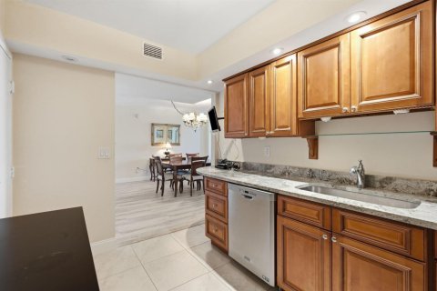 Condo in Palm Beach, Florida, 1 bedroom № 2190674 - photo 17