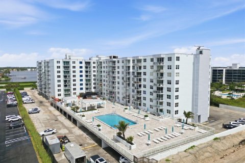 Condo in Palm Beach, Florida, 1 bedroom № 2190674 - photo 23