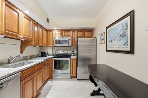 Condo in Palm Beach, Florida, 1 bedroom № 2190674 - photo 19
