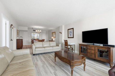 Condo in Palm Beach, Florida, 1 bedroom № 2190674 - photo 3