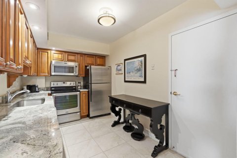 Condo in Palm Beach, Florida, 1 bedroom № 2190674 - photo 15