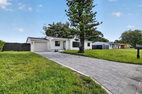 House in West Palm Beach, Florida 3 bedrooms, 115.2 sq.m. № 2366378